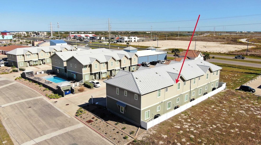 Ridley Retreat Community Pool, Mins to the Beach Corpus Christi + Port A