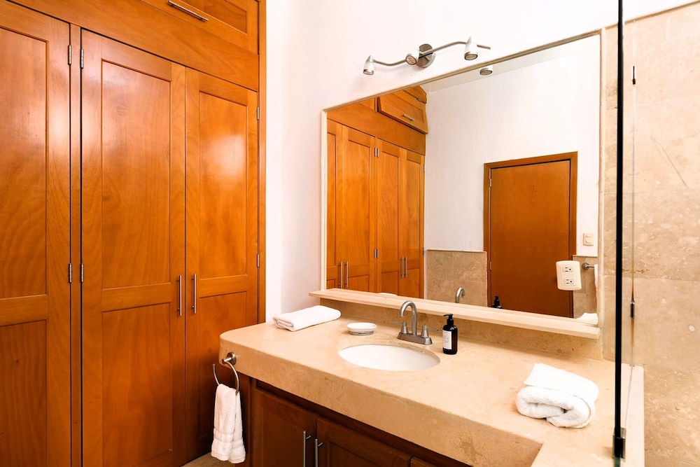 Anana Rancho San Rafael Pool and Lake Views