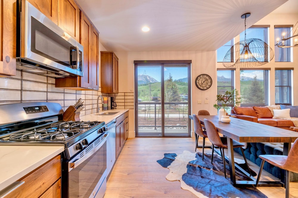 Luxury 2BR Mountain Townhouse w Picturesque Views