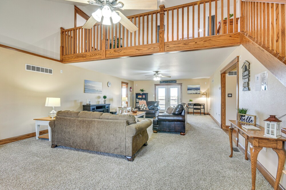 Pond Access & Fishing: 'cedar Lodge' in Versailles