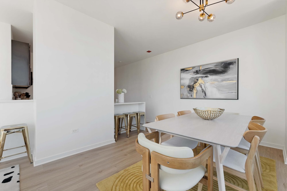 West Loop Grand Penthouse 3BR Best Views