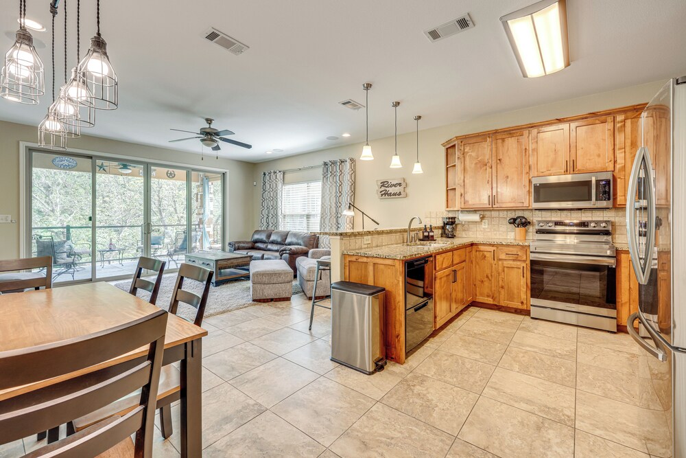 'rio Vista' Condo: Direct Guadalupe River Access!