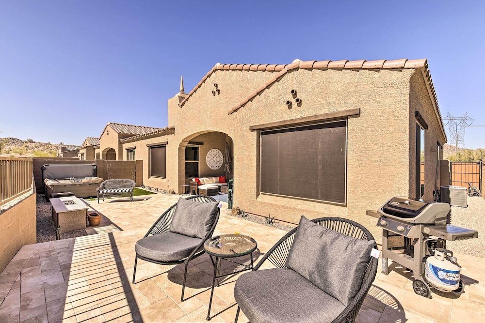 Goodyear Getaway w/ Hot Tub on Public Golf Course! view 2