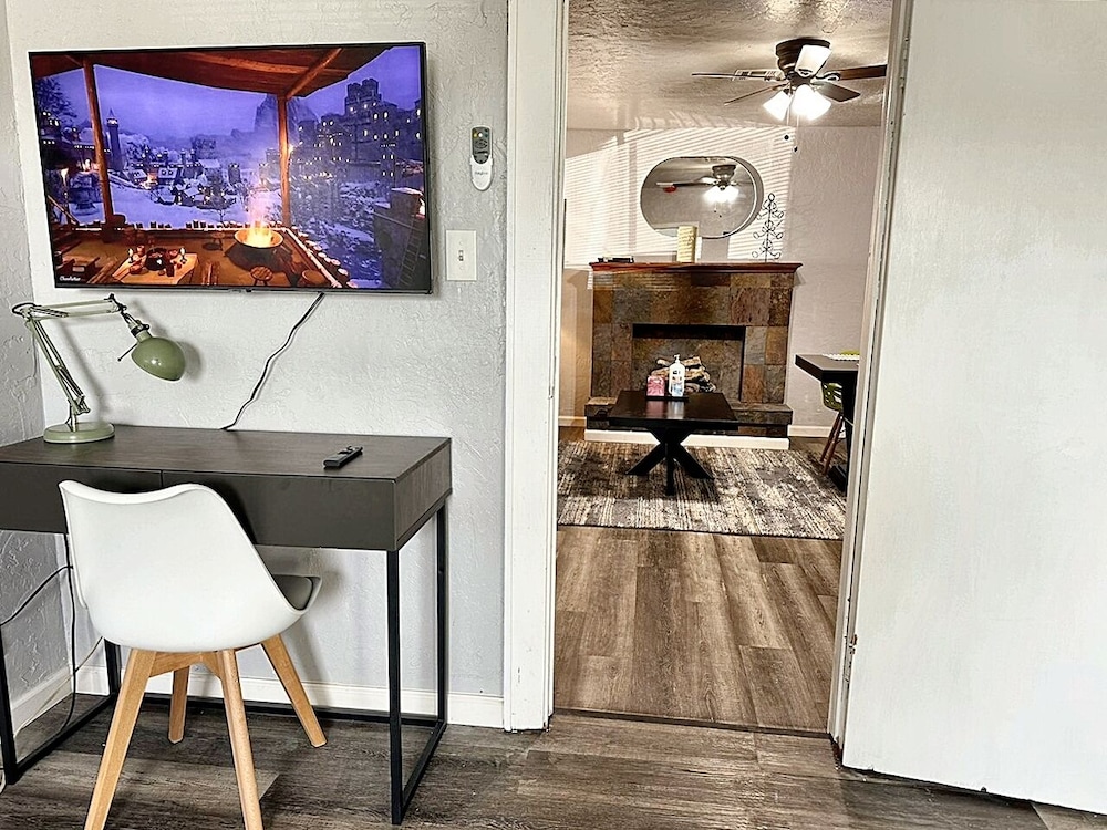 Clean Cozy 1-bedroom Near Plaza District 32C