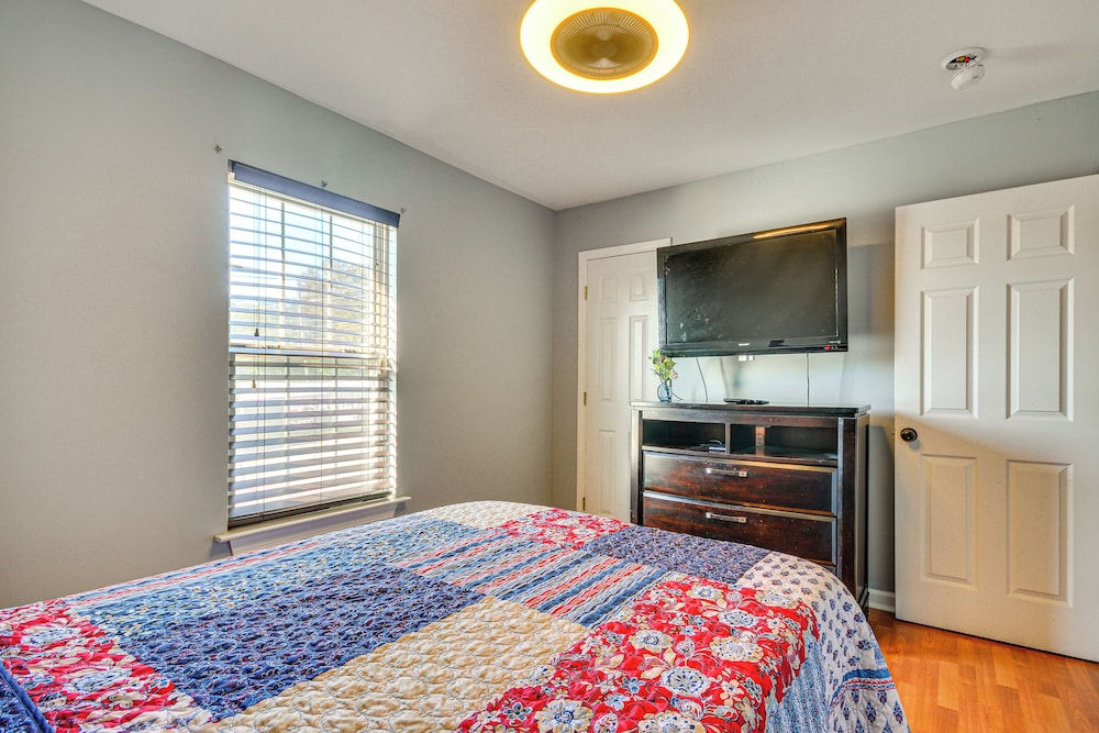 2 Mi to Dtwn Greensboro: Pet-friendly Retreat!