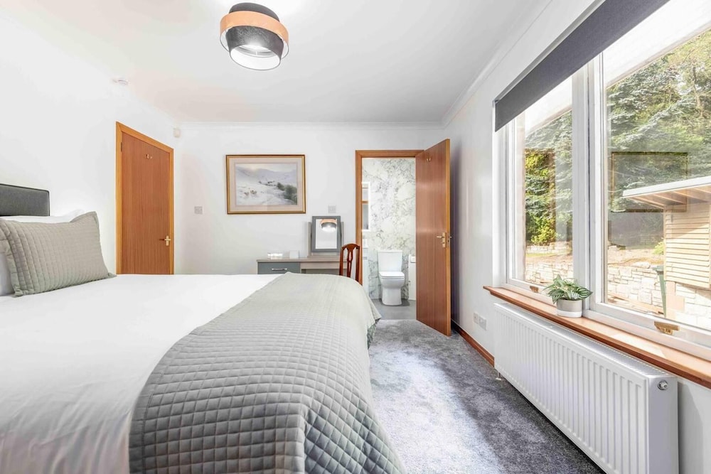 3 Bedroom Bungalow With Htub & Private Loch Access view 2