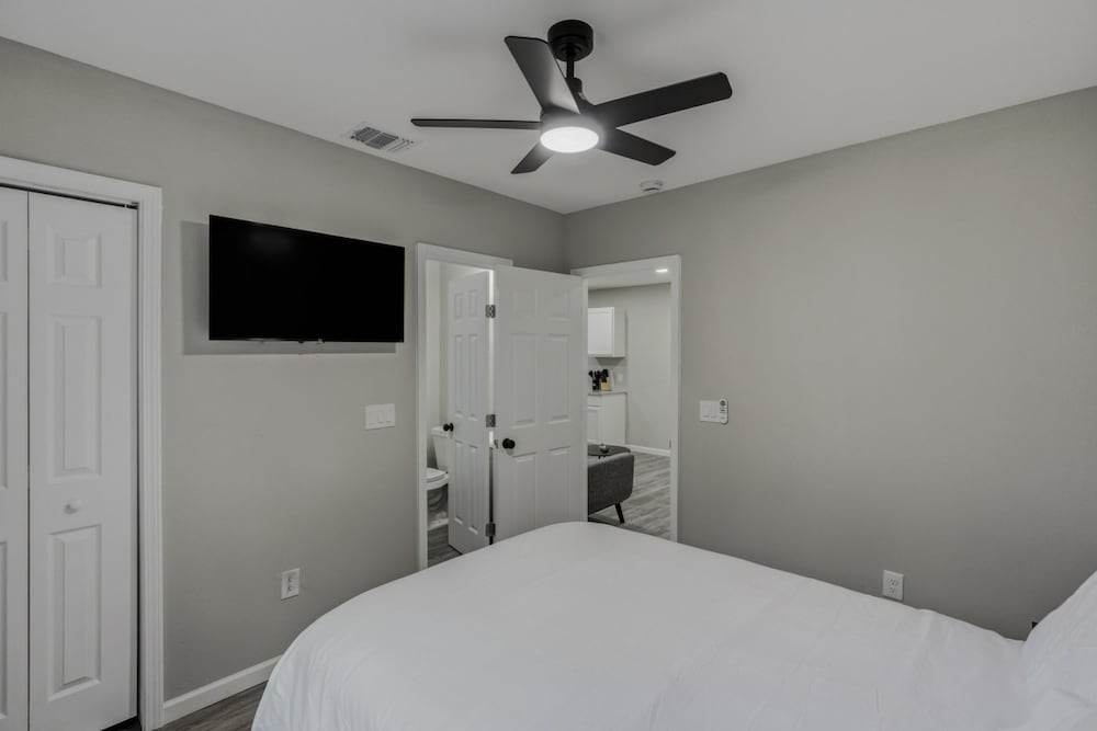 Spacious 3BR Retreat Near Downtown River Walk