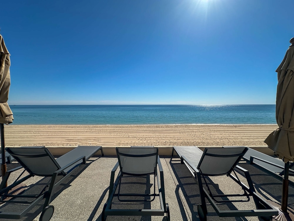 Steps to Sandy Beach Pool Renovated 2BR Condo