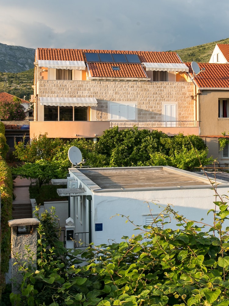 Apartments Miramare & Campara