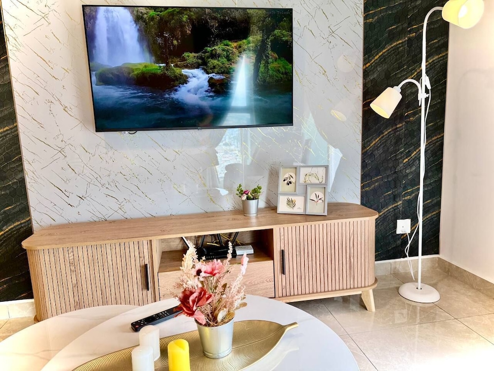 ICC Luxury Suites By Grab A Stay