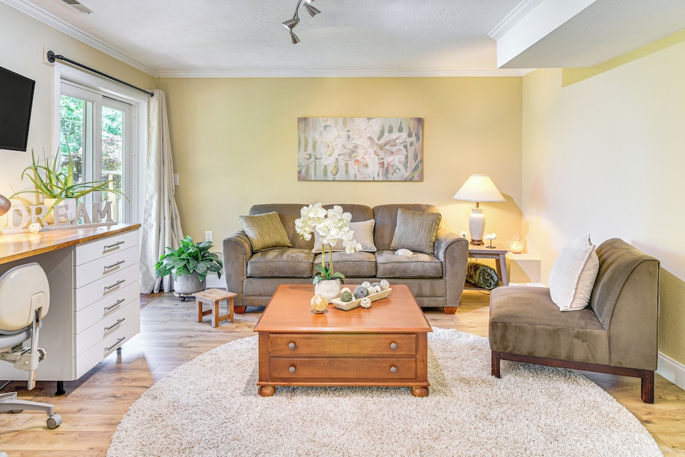 Backs to Wetlands: Tranquil Beaverton Retreat!