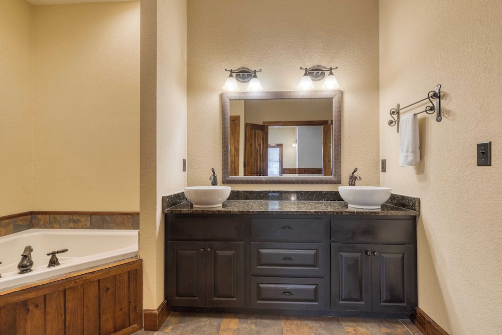 Luxury Cabin Sleeps 19 Game Room, Hot Tub Dollywood Alpine Mountain Lodge