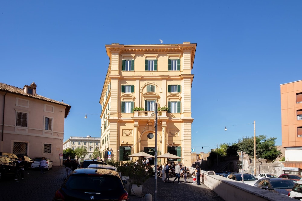 Colosseum Holidays - Luxury 3 Bedroom Apartment