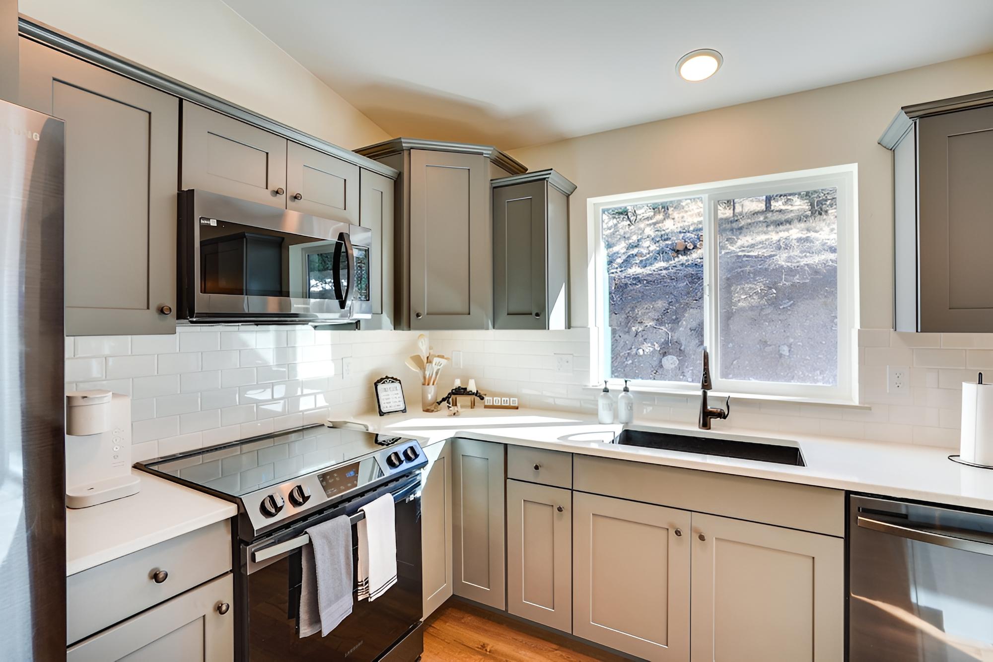 Terrebonne Home: Steps to Deschutes River! view 4