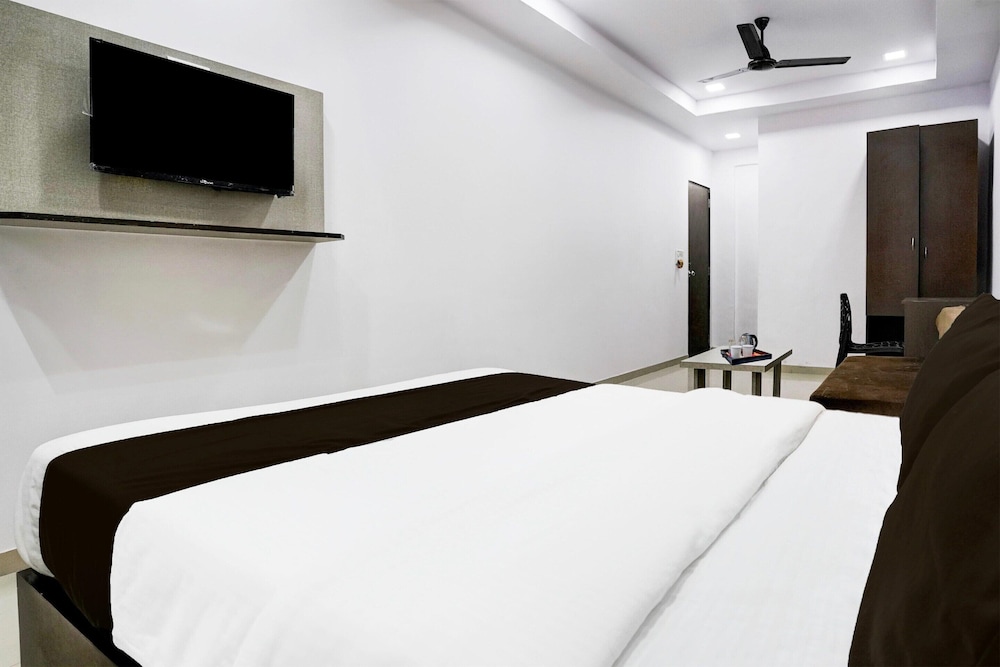 Cozy Deluxe Room Near Juhu Beach Mumbai