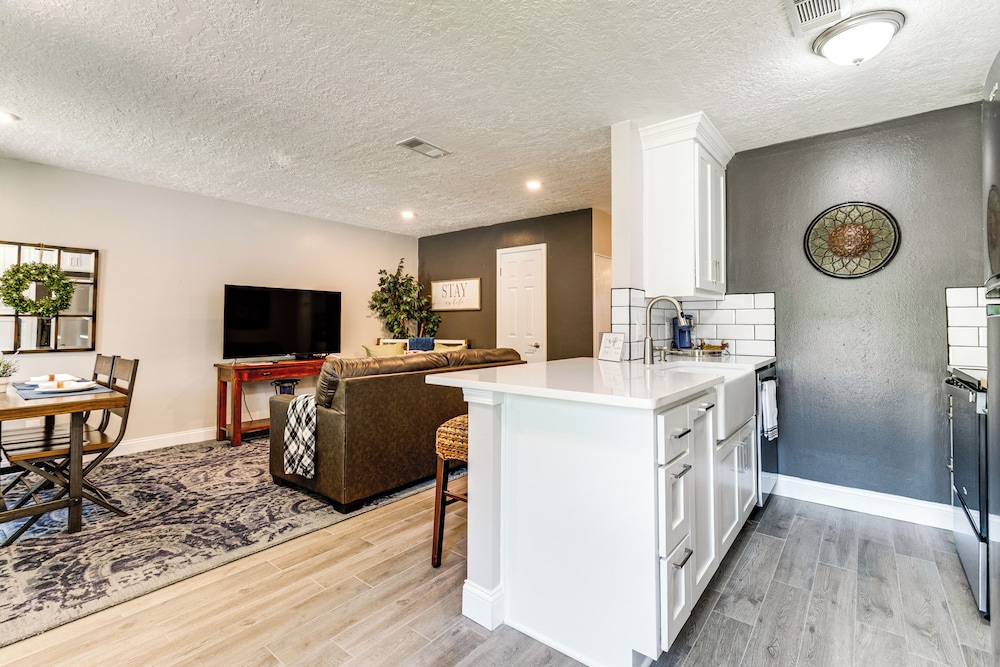 2 Mi to Texas A&m: Pet-friendly Duplex w/ Yard!