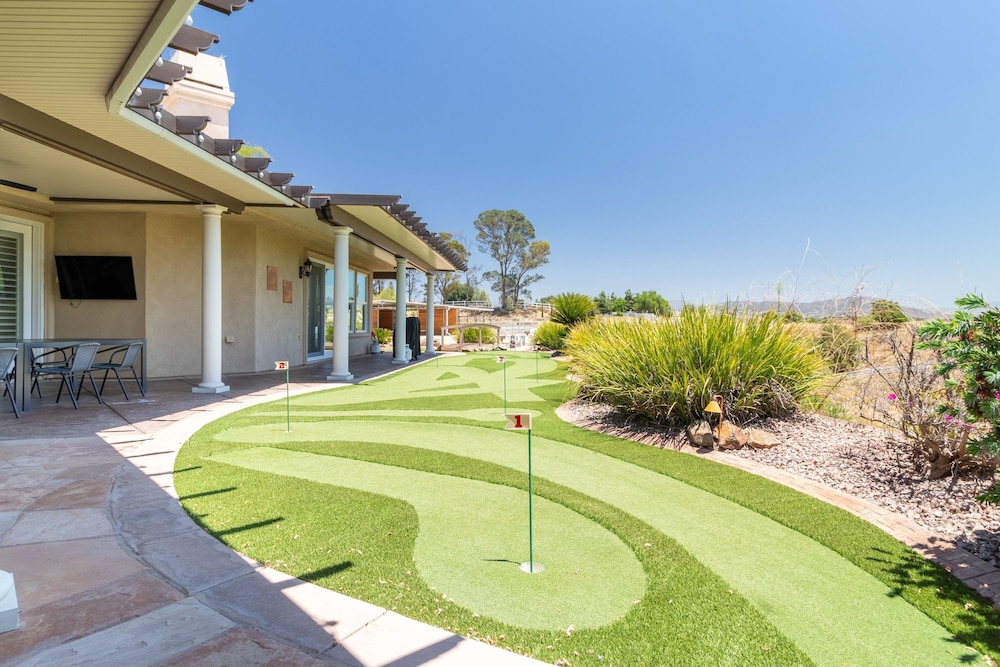 Bear Bridge by Avantstay Hilltop Haven in Temecula w Views Putting Green Hot Tub