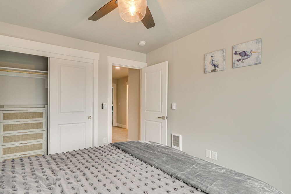 Columbia River Views: Spacious Hammond Getaway!
