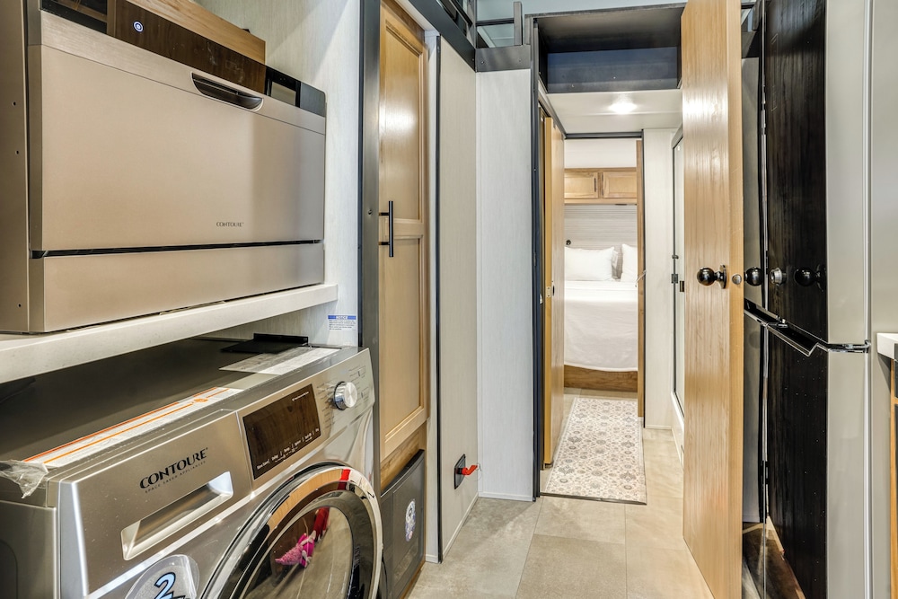 10 Mi to Leesylvania & River: Sleek Mobile Home