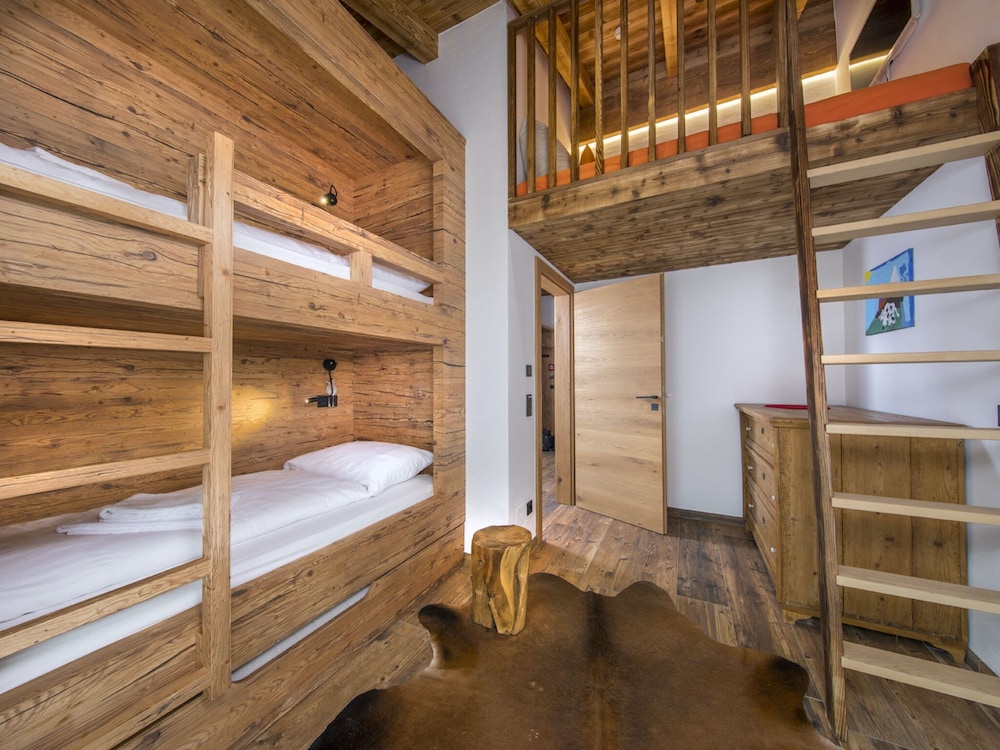 Luxury Chalet with 2 Bathrooms near Small Slope