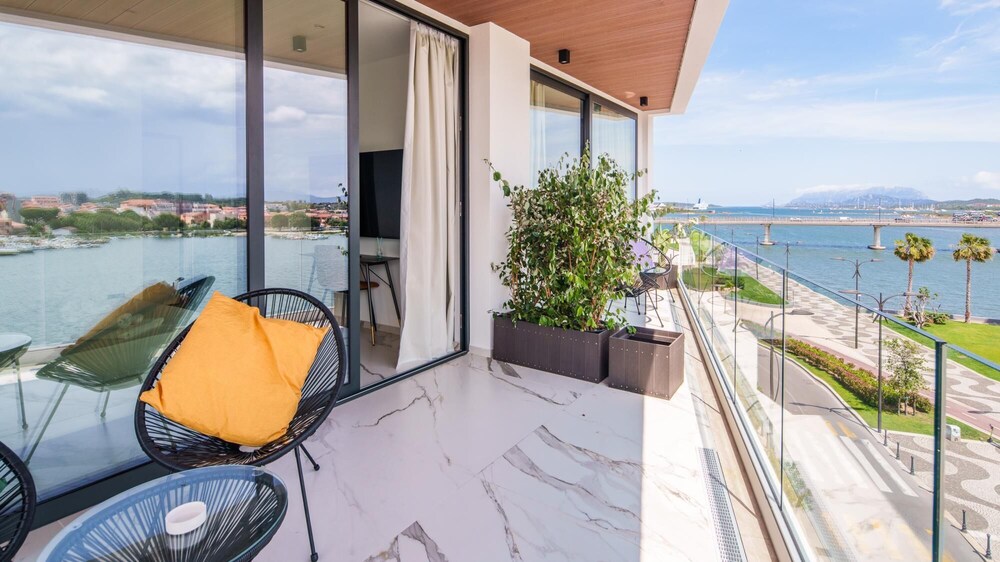 Welcomely - Deluxe Room - Frank Sinatra view 3