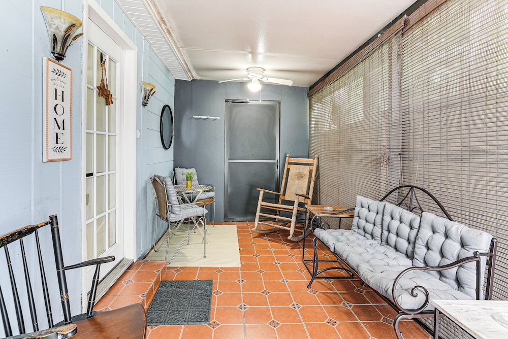 Screened Porch: Tampa Studio 4 Mi to Busch Gardens