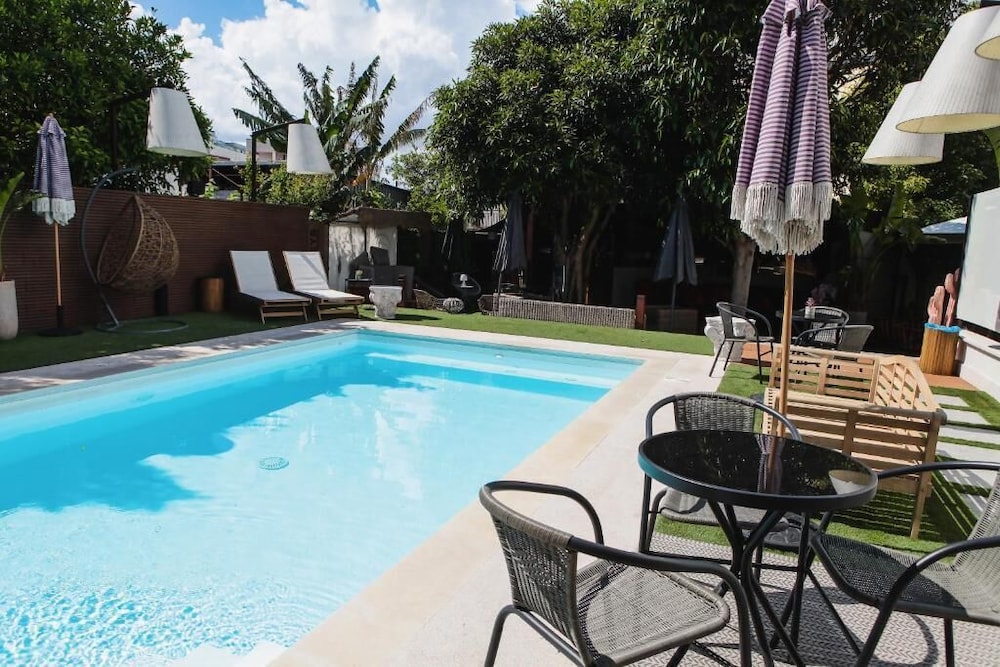 Barneys Club B&b
