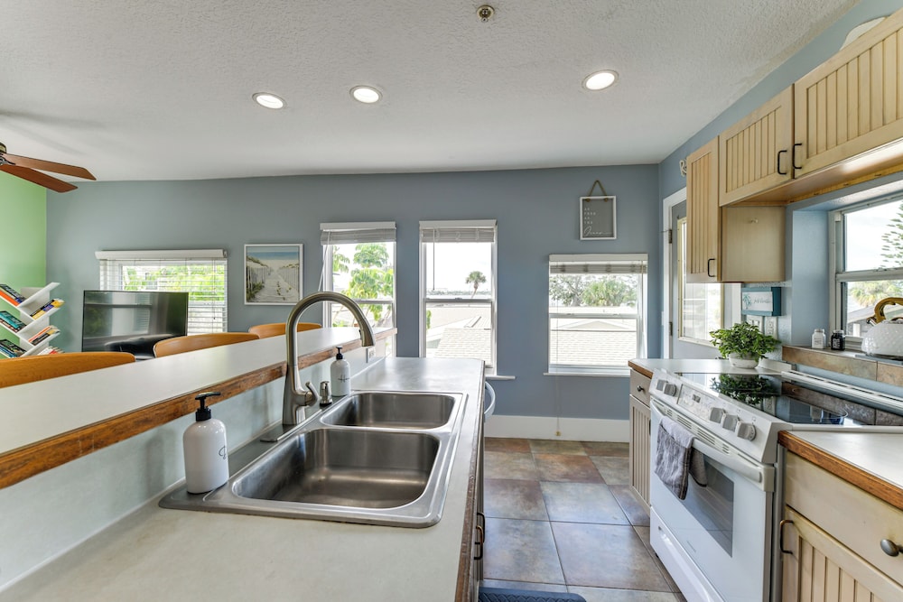Manatee River Views: Palmetto Paradise w/ Fire Pit