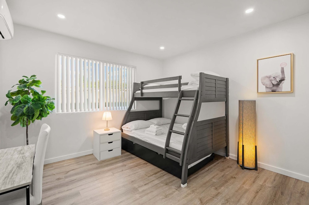 Foothills Oasis w Private Balcony Free Parking 3