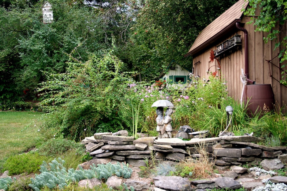 Peterborough Vacations - Burleys Gardens and Suite - Property Image 6