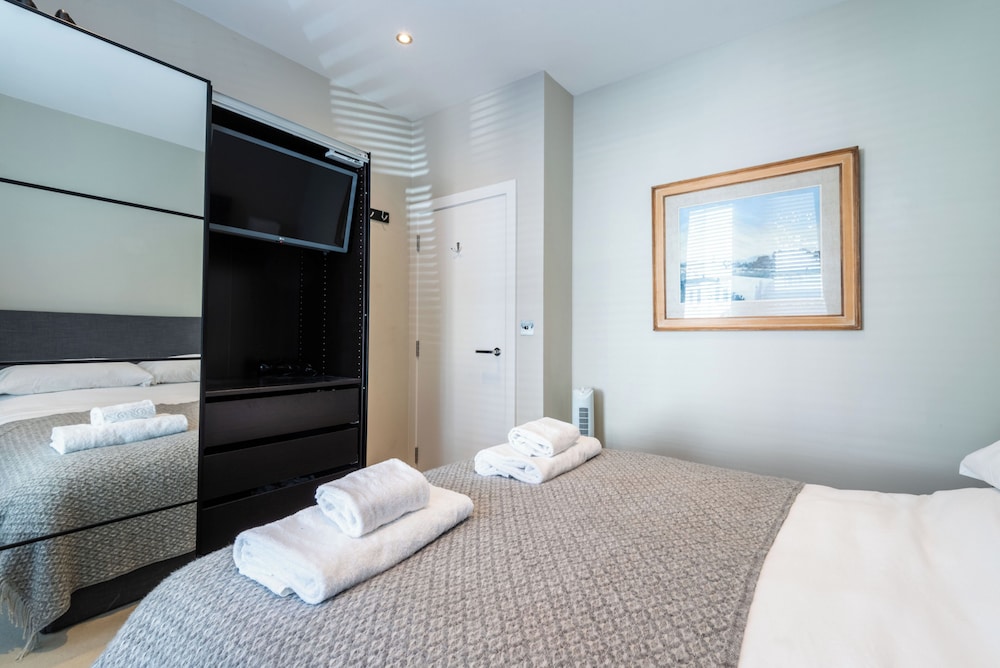 Stylish Fulham Flat With Patio by Underthedoormat view 5
