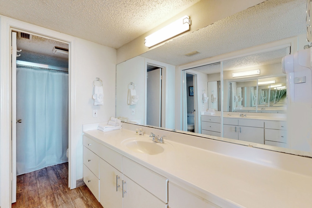 Gulf-view Corner 3BR w/ Balcony & Luxe Amenities
