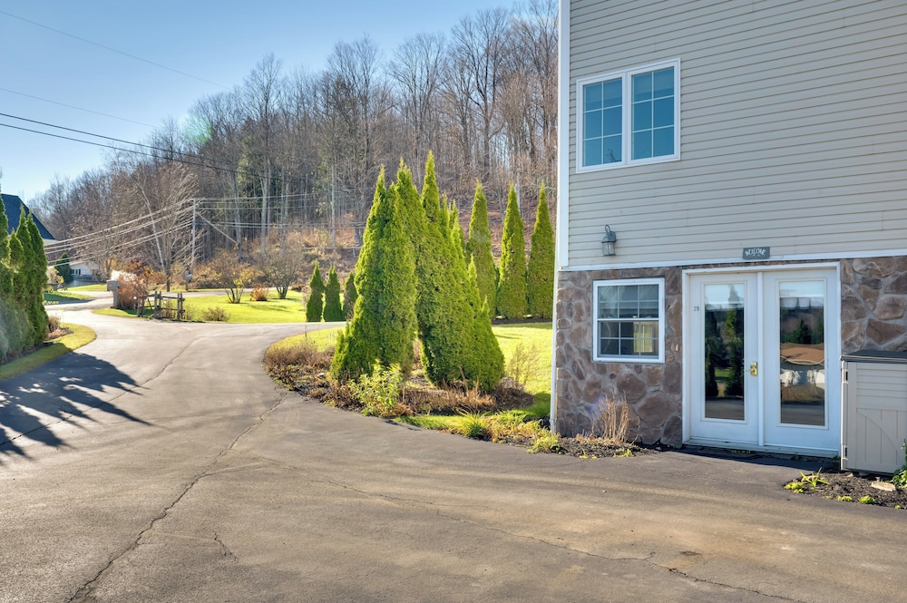 Couple's Retreat w/ Lake View in Newport!