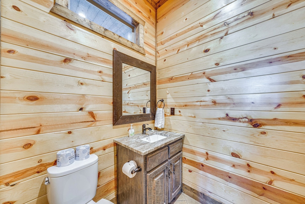 Hot Tub & Game Room: Spacious Cabin in Broken Bow!
