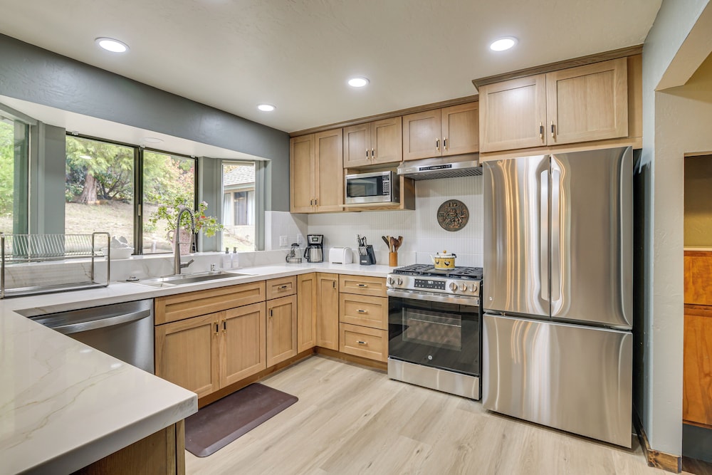 Partial Lake Arrowhead View: Cabin w/ Game Room!