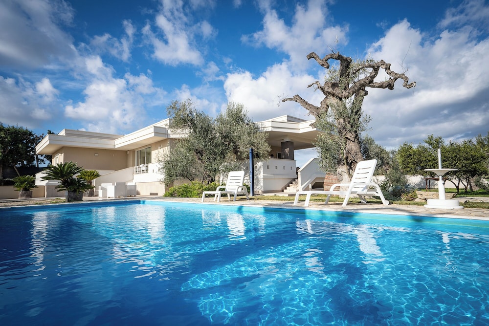 Villa Torricella Pool and Sunny Garden
