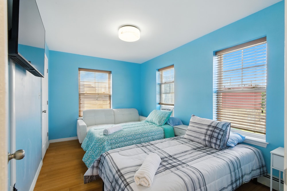 Stylish 3br Retreat Walk To Beach & Boardwalk 3 Bedroom Home