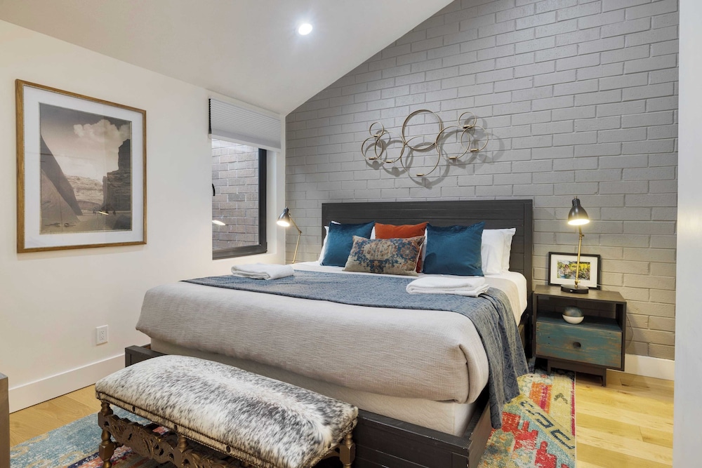 Parkside Condo by Avantstay Walk to Ski Lifts + Town Pool & Hot Tub Access