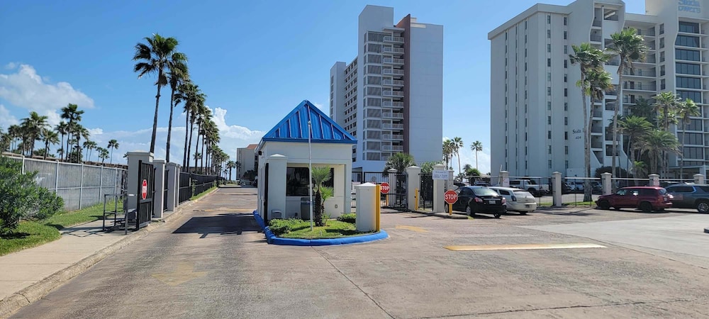 Sleeps 10 Direct Beach Heated Pool 3 Bedroom Apts