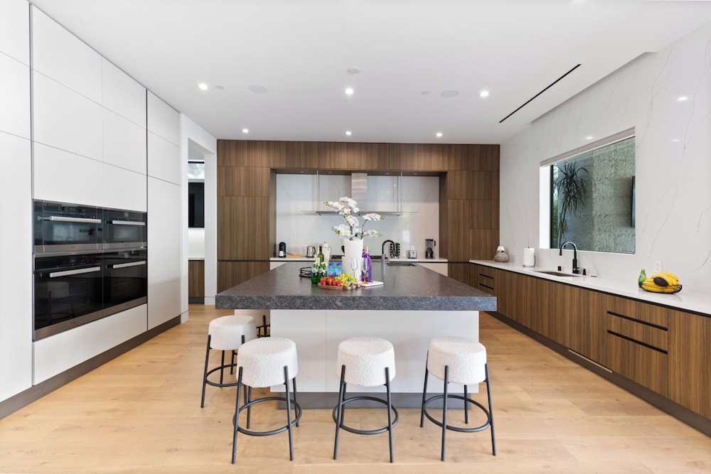 Melvin - Modern Contemporary Estate w/ Backyard + Pool & Spa