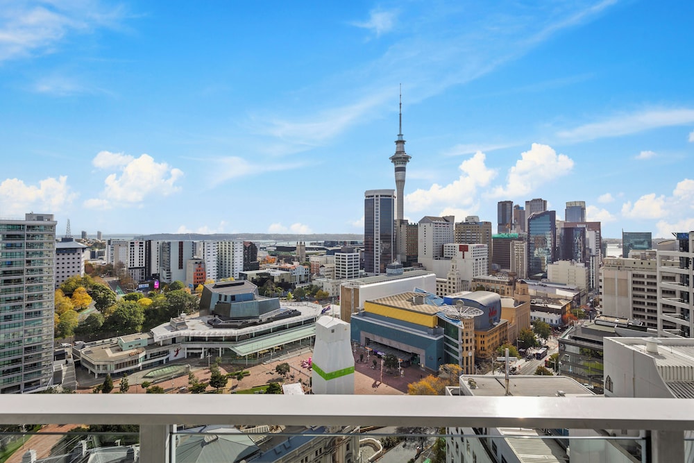 Queen St Stay, Pool,Gym,Tower Views | Zodiak Stays