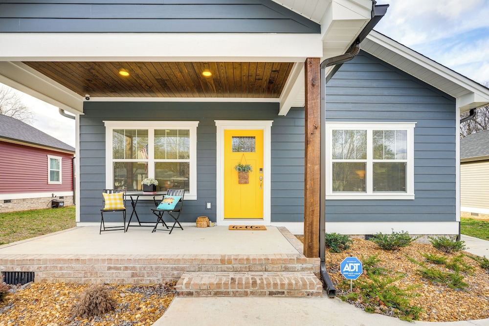 Near Parks & Lakes: Family-friendly Cleveland Home