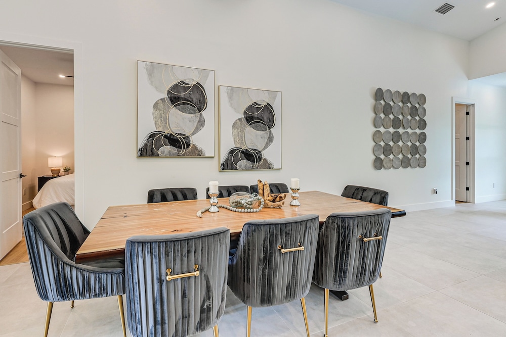 Luxe Outdoor Living: Naples Getaway 2 Mi to Beach!