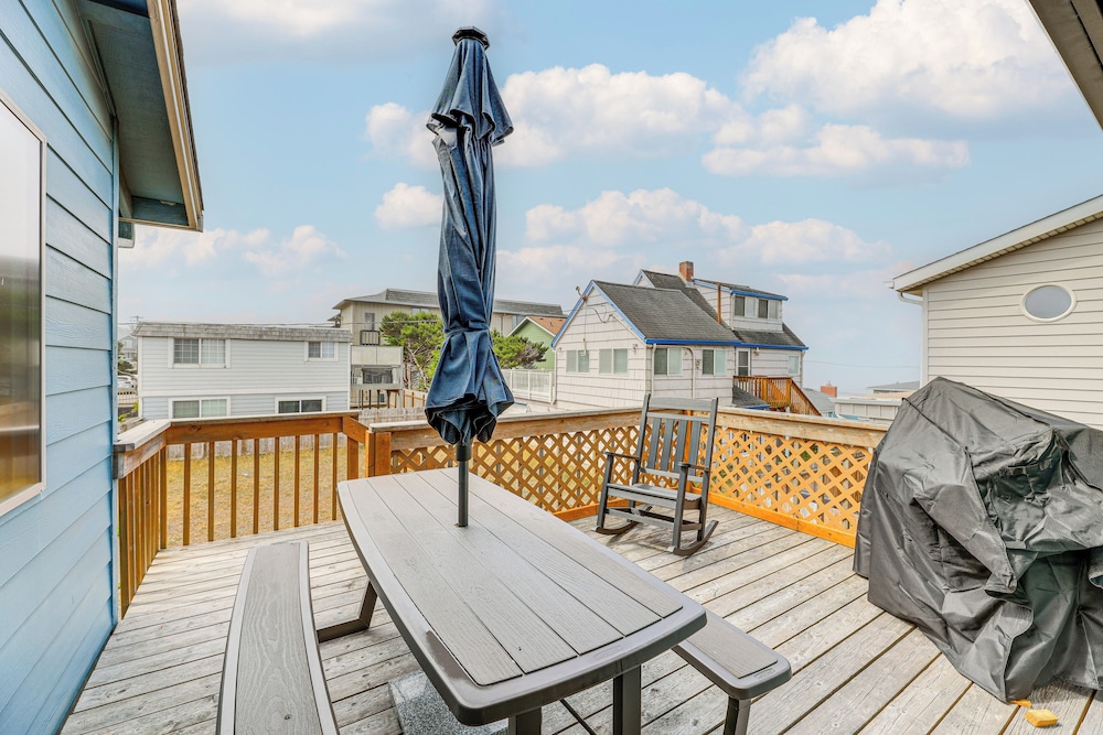 Walk to Beach: Dog-friendly Home in Lincoln City