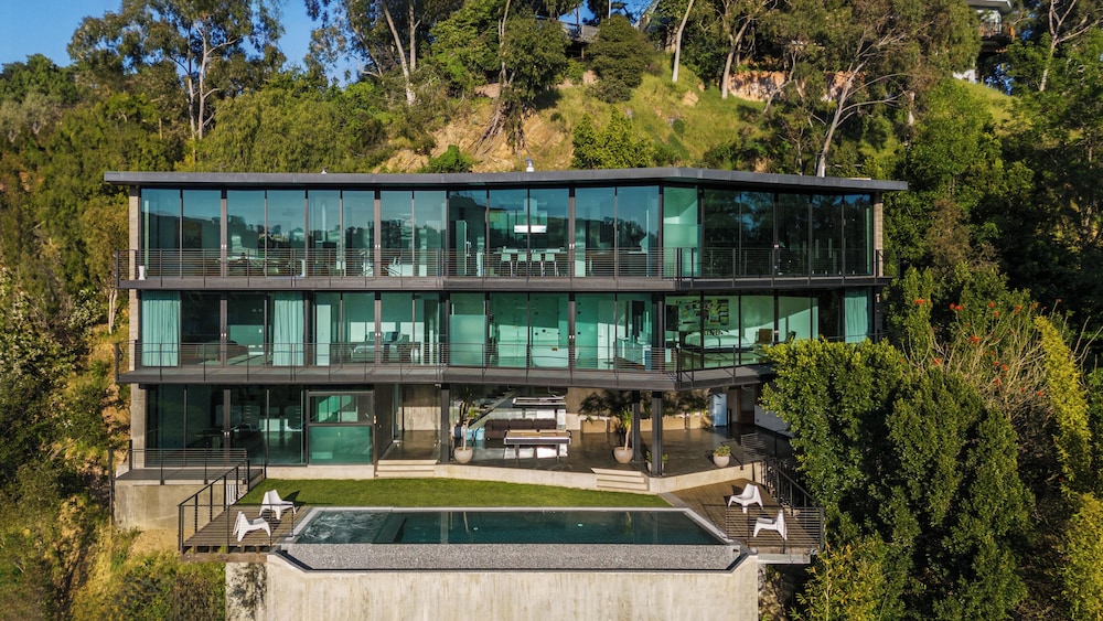 Glass Mansion - Chic Glass Villa in LA Hills With Views, Style & Serenity