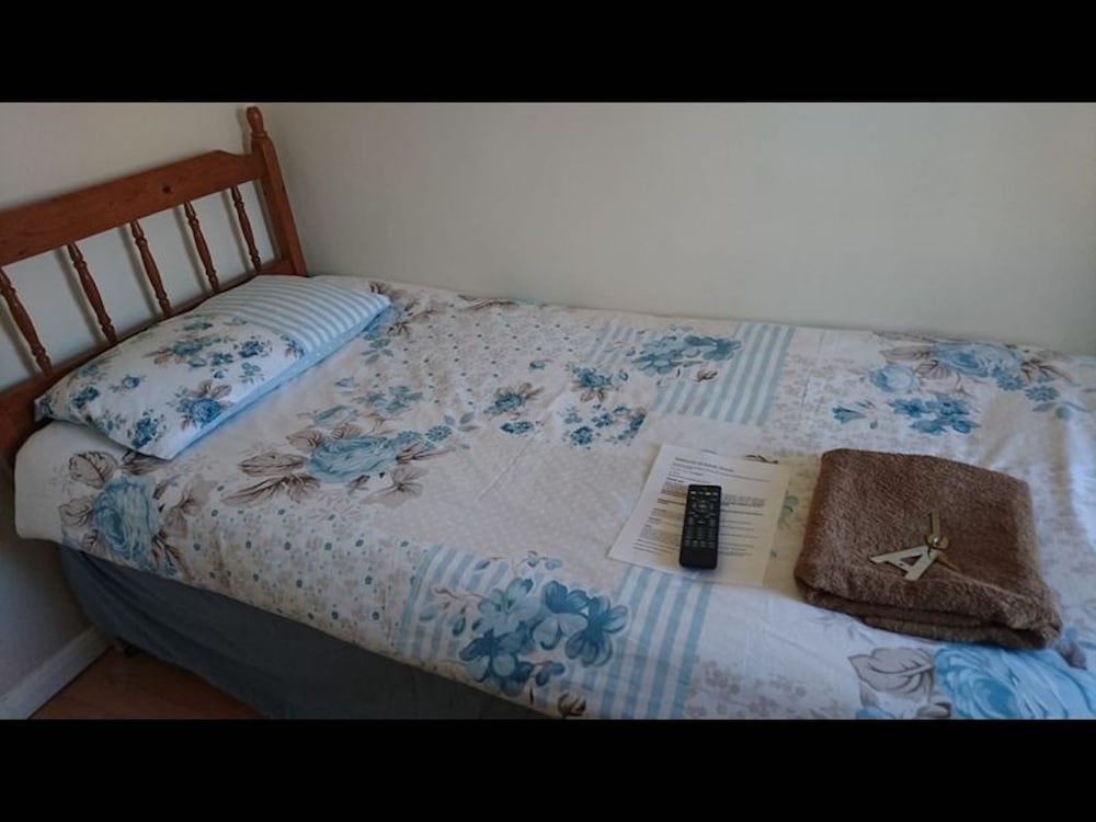 Hayes Vacations - Room in Guest Room - Tiny Single Shared Bathroom Room Ssbyr - Property Image 10