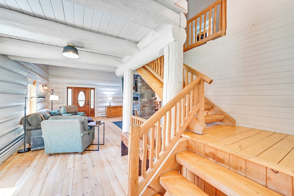 4 Mi to Dtwn: Spacious Family Cabin in Jonesville!