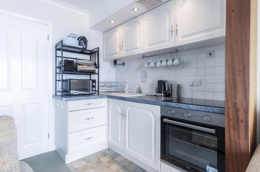36 Beach Court - 1 Bed Apartment - Saundersfoot view 4