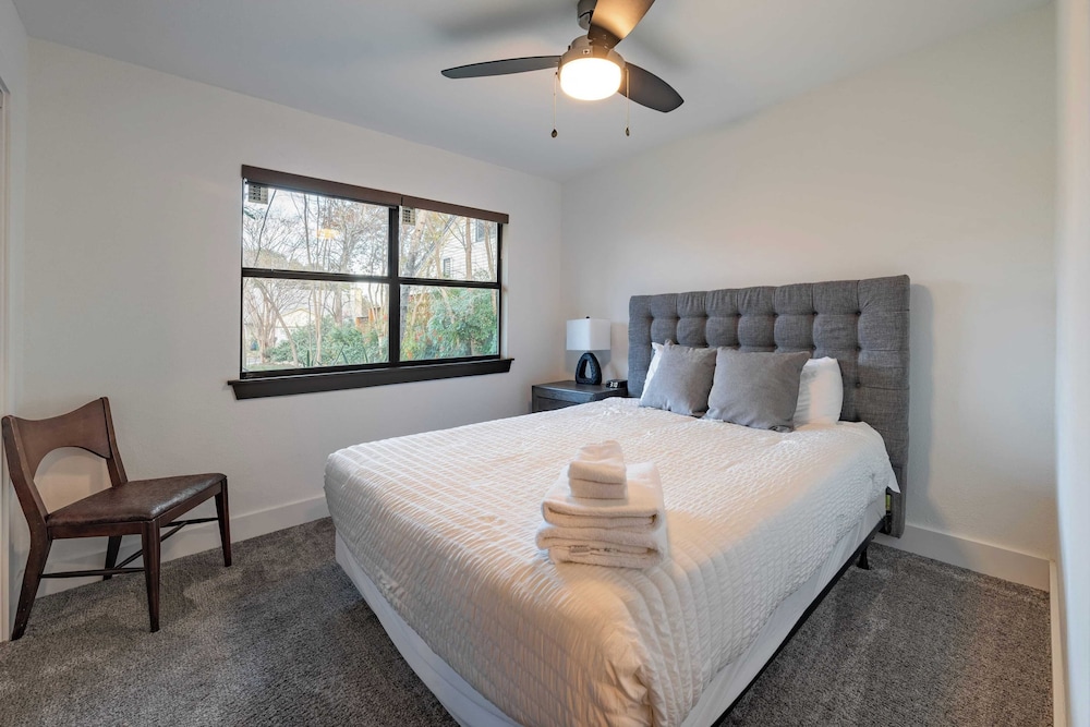 Private Yard w/ BBQ & Games, Steps to South Congress & Barton Creek Clarksburg