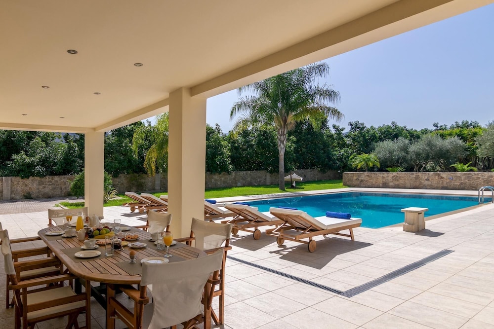Melitini in Souda With 7 Bedrooms and 6 Bathrooms view 4
